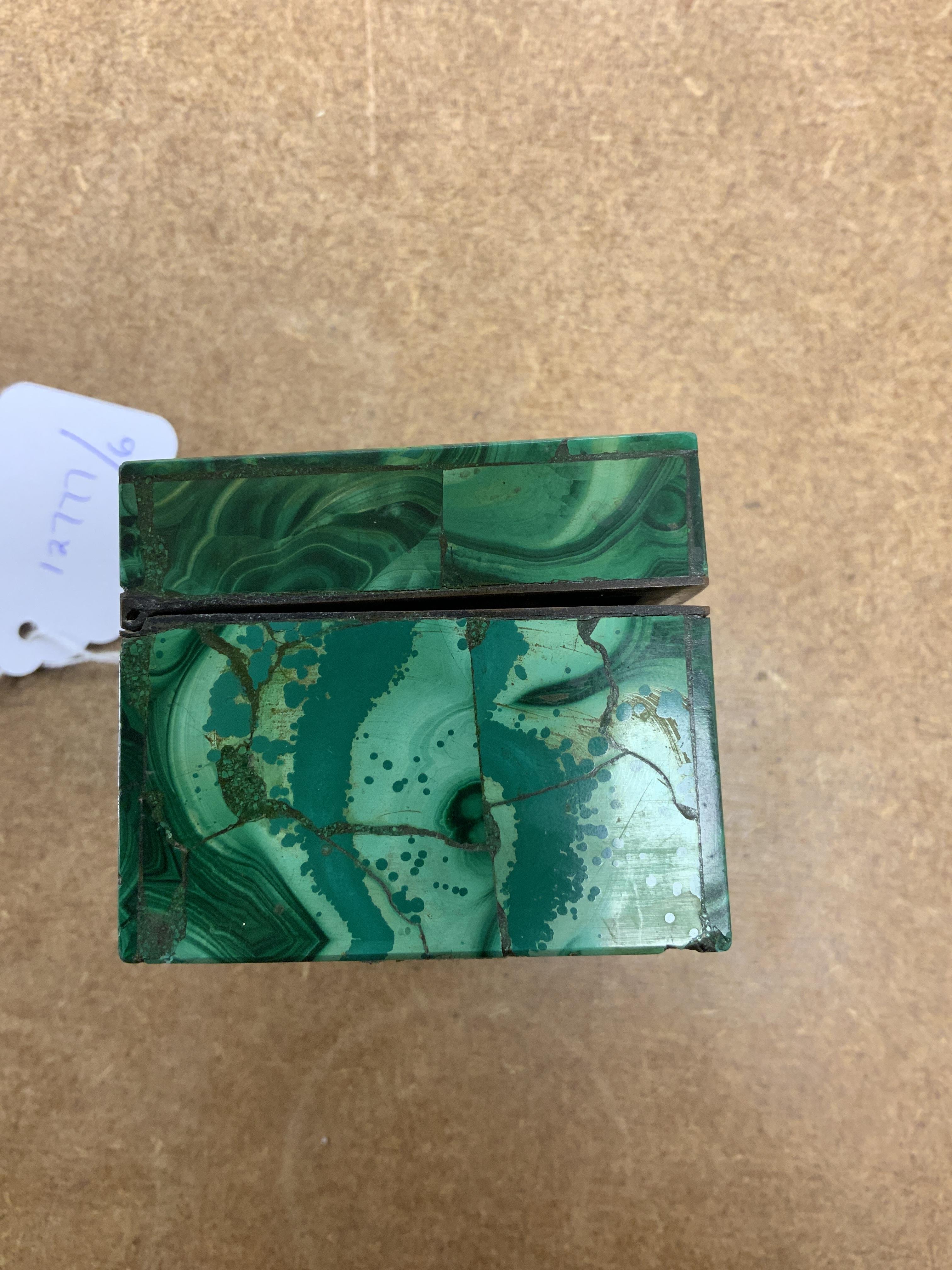 A 19th century malachite trinket box, 9.5cm wide, 5.5cm high, 6.4cm deep